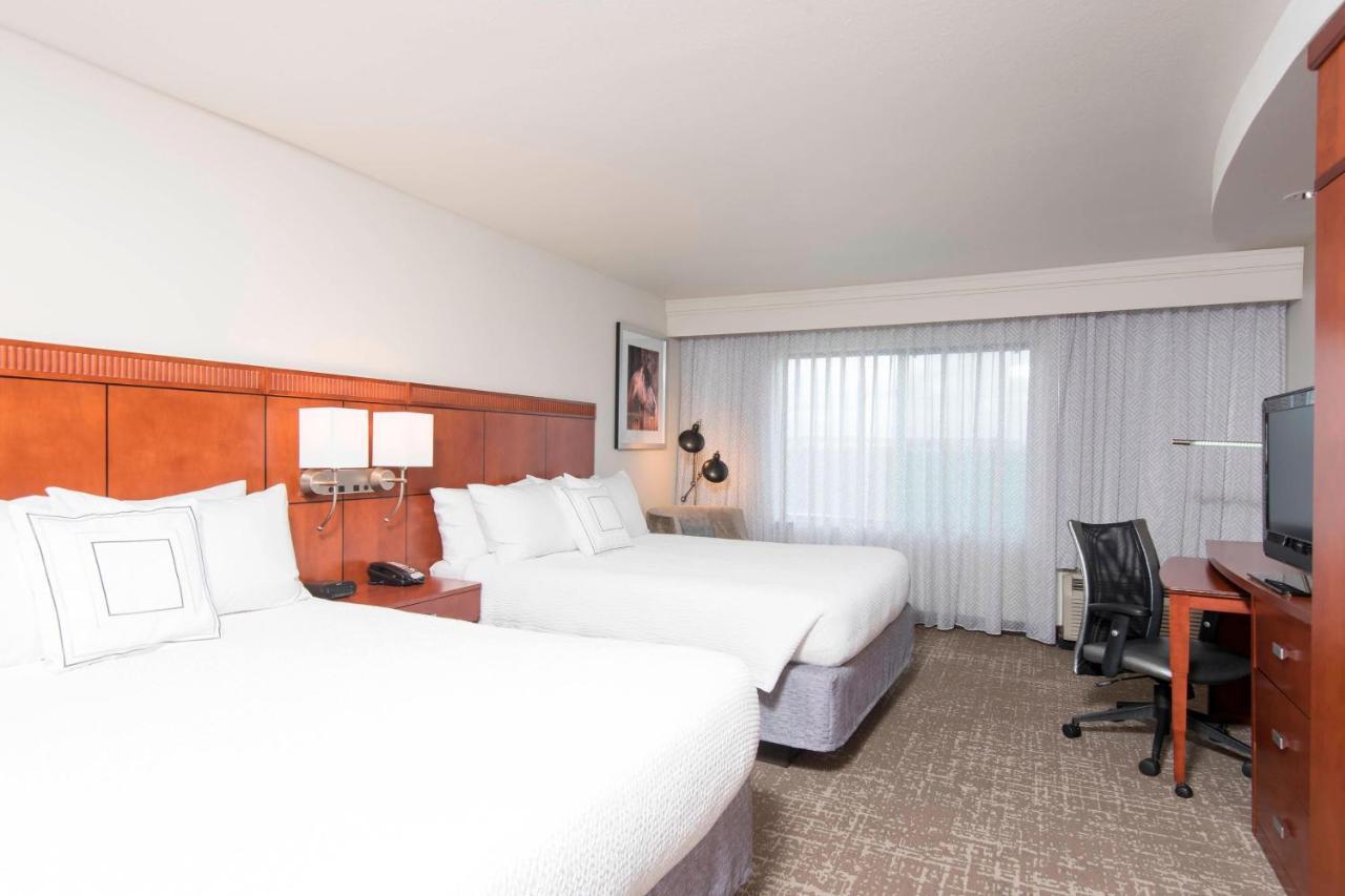 Courtyard By Marriott San Antonio North Stone Oak At Legacy Hotel Exterior photo