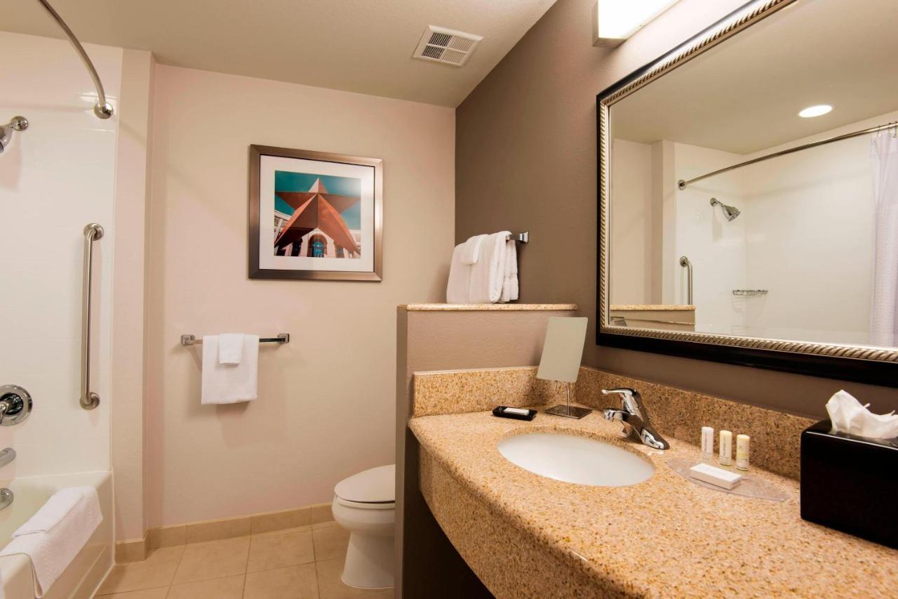 Courtyard By Marriott San Antonio North Stone Oak At Legacy Hotel Exterior photo